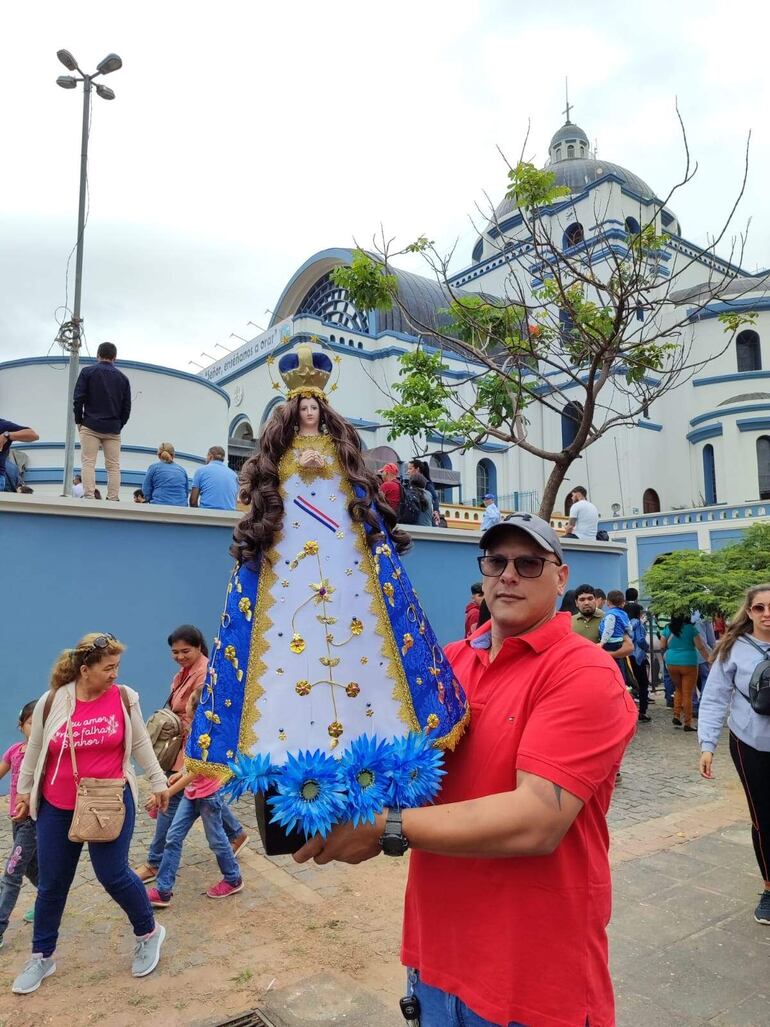 Emilio Oviedo llegó desde el departamento de Canindeyú para cumplir su promesa y llevó una imagen de la Virgen.