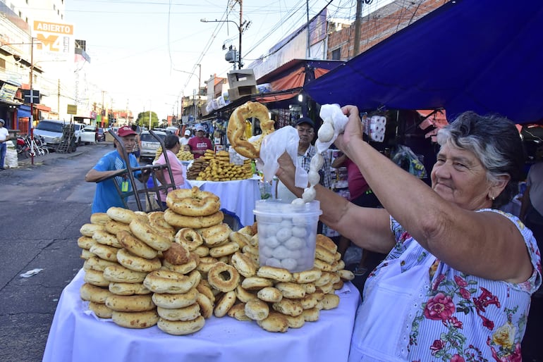 Esta vendedora ofrece la combinación perfecta: chipa con butifarra para decir adiós al "vare´a" por todo el Jueves Santo.