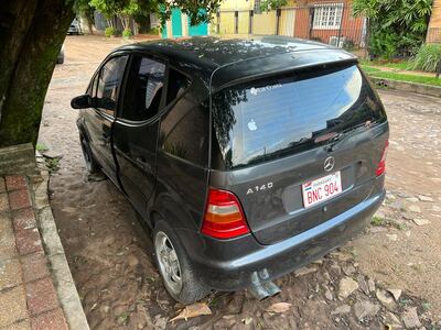 Este auto de la marca Mercedes Benz, modelo A140, se encuentra estacionado y abandonado hace meses en Recoleta, aseguran.