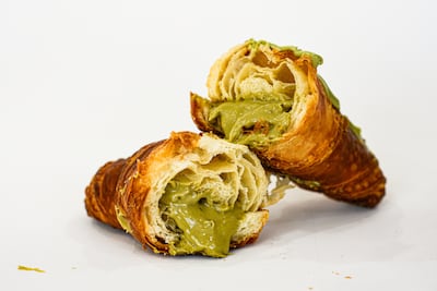 Croissant relleno con crema de pistacho.