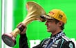 Andrea Kimi Antonelli levanta el trofeo luego de su histórico triunfo en el Circuito de Shanghái.