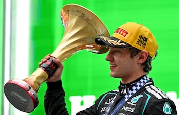 Andrea Kimi Antonelli levanta el trofeo luego de su histórico triunfo en el Circuito de Shanghái.