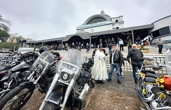 Simpatizantes de las icónicas motocicletas Harley-Davidson de distintos puntos del país y del extranjero visitaron la Basílica de Caacupé.