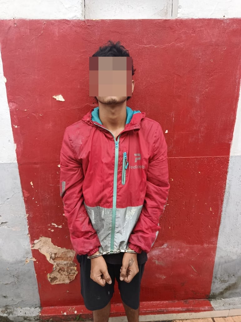 Elías Ignacio Domínguez, argentino de 21 años de edad, detenido en pleno asalto a mano armada junto a un adolescente de 17 años en Luque.