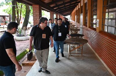 Miembros de la Junta Cívica recorren el Centro Regional para verificar los detalles de las mesas de votación.