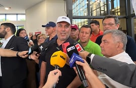 Dirigentes gremiales del sector docente brindan declaraciones a la prensa tras presentar ante la Comisión Permanente del Congreso su contrapropuesta a la reforma de la Caja Fiscal impulsada por el Poder Ejecutivo.