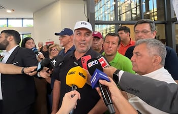 Dirigentes gremiales del sector docente brindan declaraciones a la prensa tras presentar ante la Comisión Permanente del Congreso su contrapropuesta a la reforma de la Caja Fiscal impulsada por el Poder Ejecutivo.