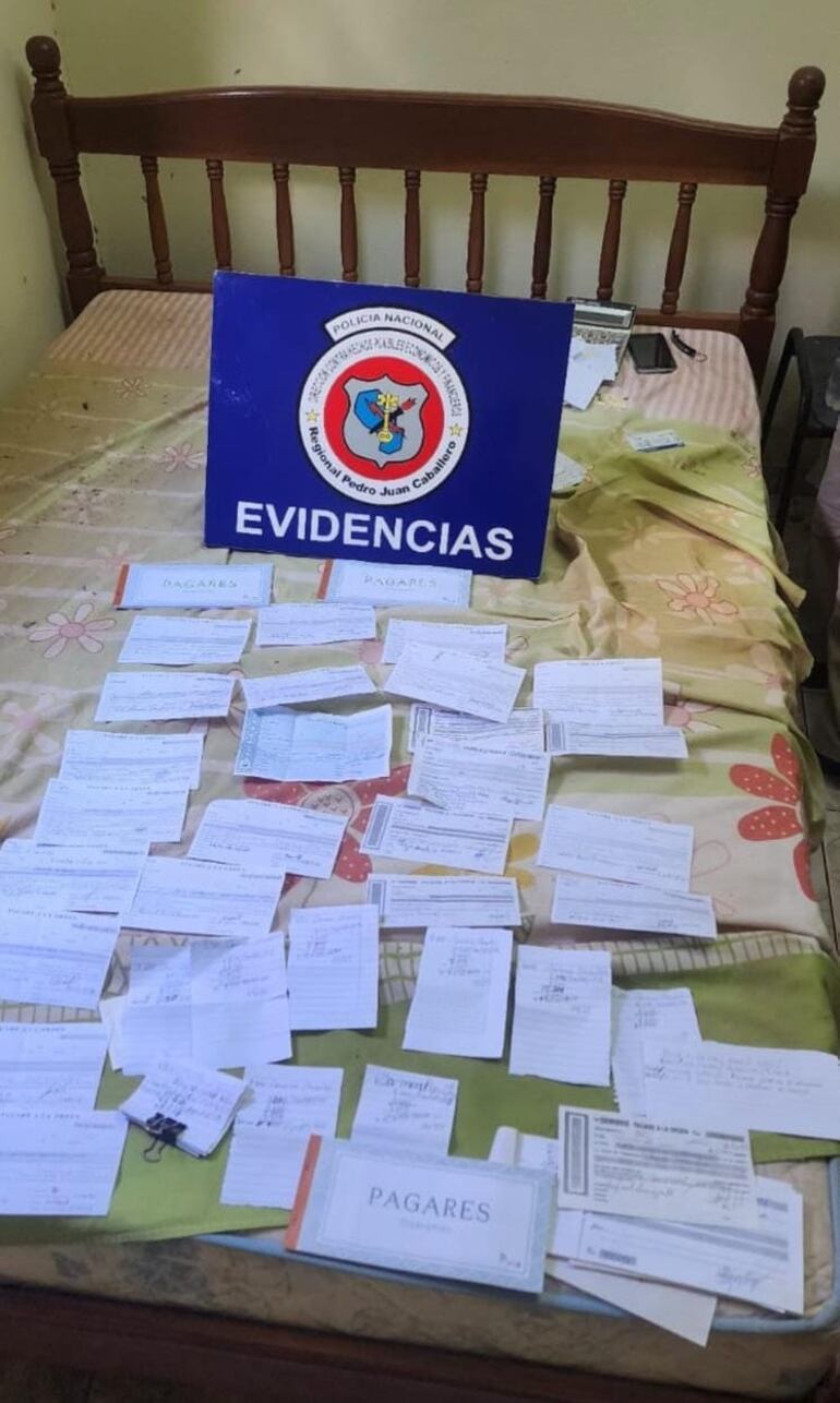 Una importante cantidad de pagarés también fueron incautados por los intervinientes.