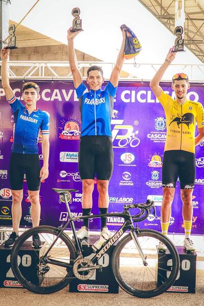 Los paraguayos Carlos Domínguez (centro ) y Bruno Zachar (izquierda) triunfantes en Brasil.