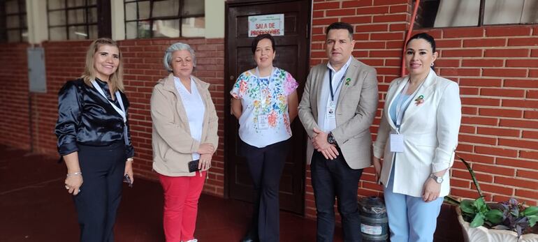 Lisa Ojeda, Vicenta Cañete, Rocío Palacios, Julio Figueredo (director departamental de educación, y Lourdes Alegre, uno de los seis equipos de evaluación designados en Itapúa.