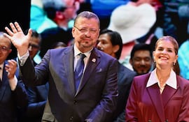 El presidente saliente de Costa Rica, Rodrigo Chaves (i) y su sucesora, Laura Fernández durante la presentación del próximo gabinete presidencial, que asumirá mañana.