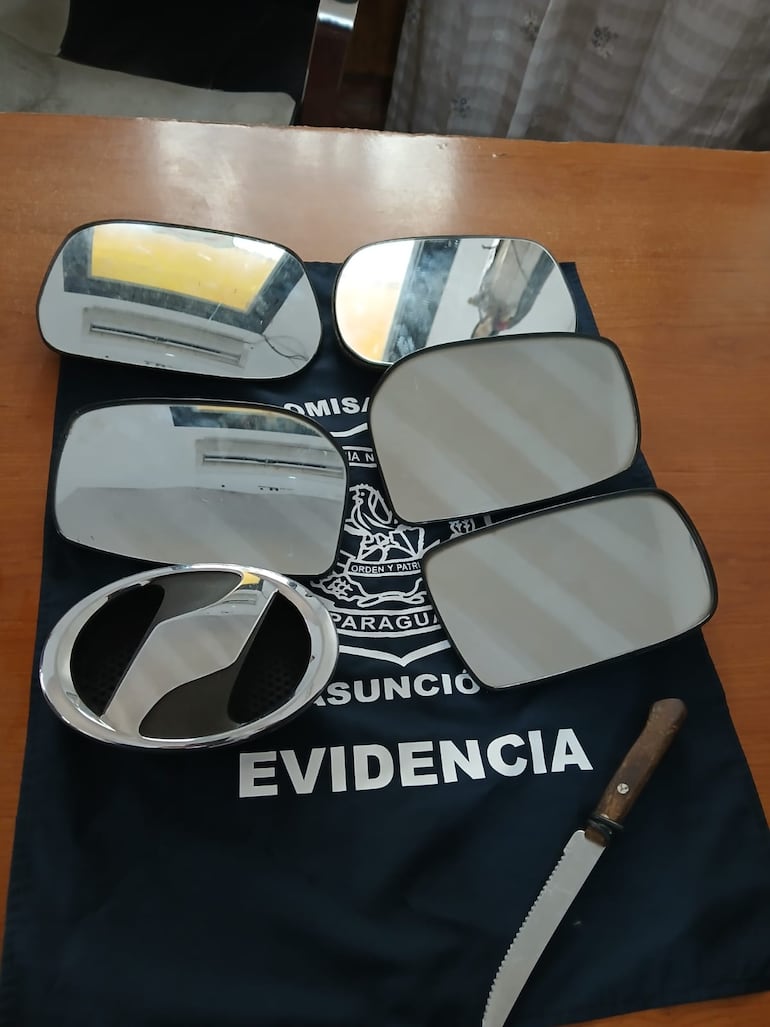 En poder de Jorge Luis Villalba Barrios, se incautaron cuatro espejos retrovisores y varios emblemas identificatorios de marcas de automóviles.