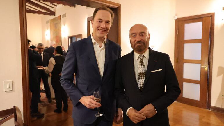 Sebastien Lahaie y el embajador de Francia, Pierre-Christian Soccoja.