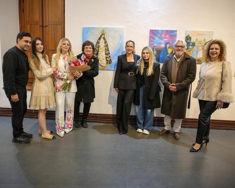 El Centro Cultural de la República El Cabildo habilitó la séptima edición de la muestra colectiva de pinturas “Paraguay, Ñane Retã Rekove”. En la foto, las autoras y autores con el director del Cabildo, Anibal Saucedo Rodas.