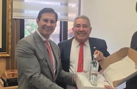 Alcides Albariño Barrios, presidente de la Asociación de Diplomáticos Escalafonados del Paraguay (d), y el senador Silvio Ovelar, a fines del 2025.
