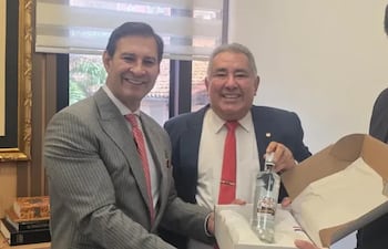 Alcides Albariño Barrios, presidente de la Asociación de Diplomáticos Escalafonados del Paraguay (d), y el senador Silvio Ovelar, a fines del 2025.