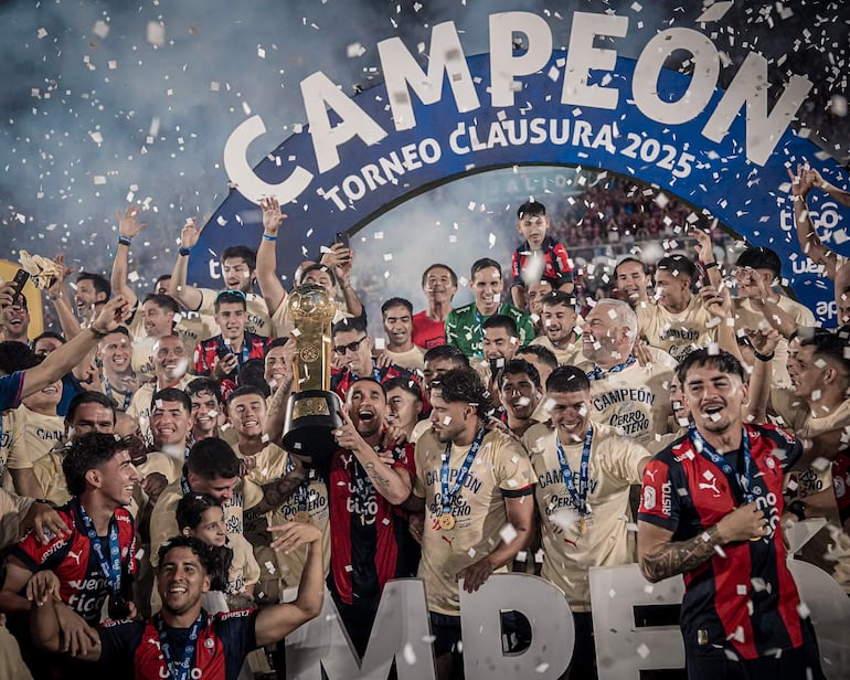 Festejo azulgrana al lograr Cerro Porteño levantar la copa de campeón en el Torneo Clausura 2025.