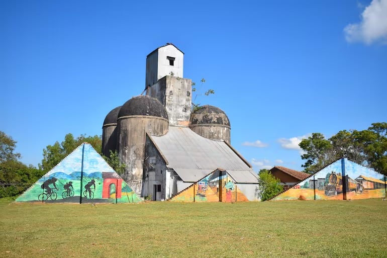 El antiguo silo y los murales regalan una vista única.