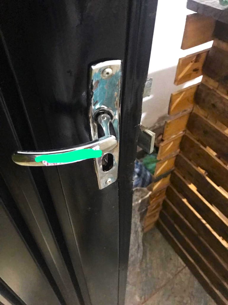 Para ganar el interior del comercio, el delincuente forzó la puerta trasera.