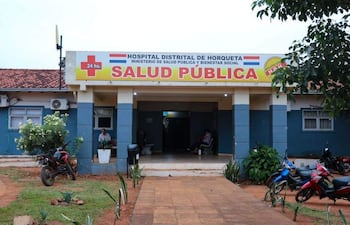 Fachada del Hospital Distrital de Horqueta con un cartel que dice 'SALUD PÚBLICA', sin personas visibles en la escena.