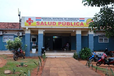 Fachada del Hospital Distrital de Horqueta con un cartel que dice 'SALUD PÚBLICA', sin personas visibles en la escena.