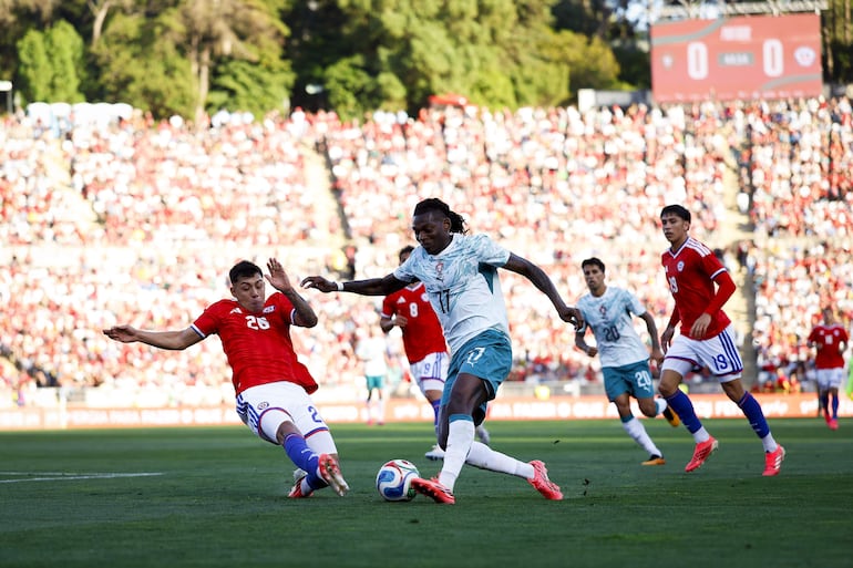 El jugador portugués Rafael Leão (D) en acción contra el jugador chileno Felipe Faúndez durante el partido amistoso internacional de fútbol entre Portugal y Chile, celebrado en el Estadio Nacional de Oeiras.