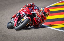 El español Marc Márquez, con su Ducati, fue el más rápido de la jornada en el circuito de Sachsenring, en Alemania.