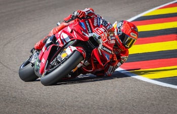El español Marc Márquez, con su Ducati, fue el más rápido de la jornada en el circuito de Sachsenring, en Alemania.