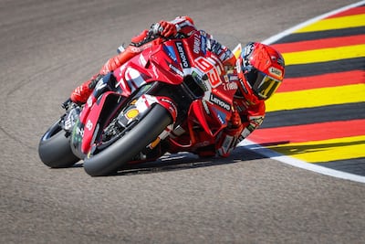 El español Marc Márquez, con su Ducati, fue el más rápido de la jornada en el circuito de Sachsenring, en Alemania.