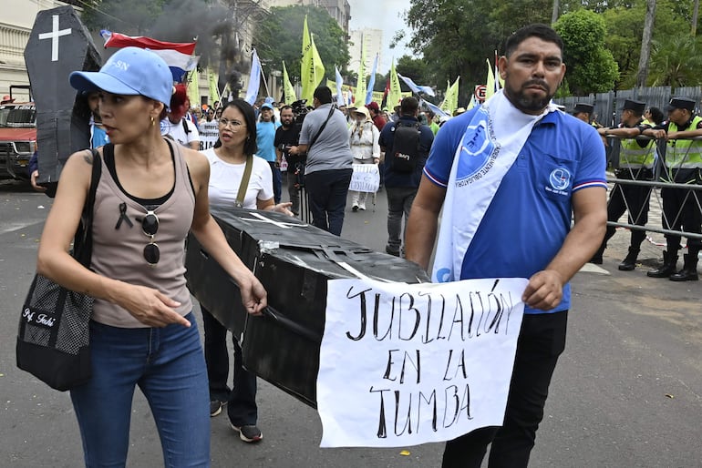Ovelar insiste en diálogo sobre caja fiscal, pero advierte: “O reformamos o nos vamos a la puta”