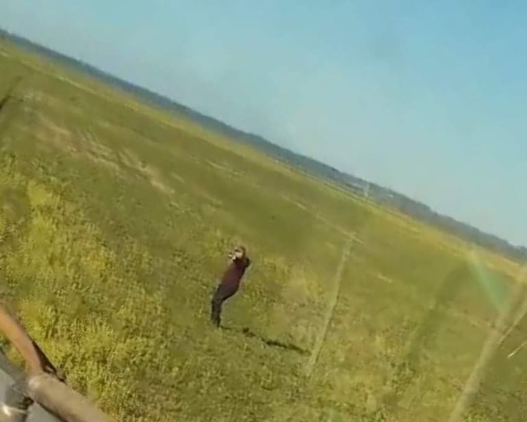 Momento en que uno de los supuestos invasores atacó con una hondita al hermano del denunciante mientras operaba un tractor.