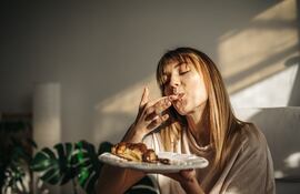 Cuando la temperatura exterior baja, este sistema activa mecanismos para generar y conservar el calor corporal.