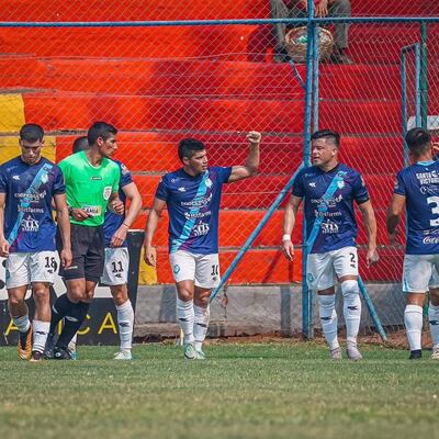 El emblema guaireño Carlos “Lito” Duarte (41 años) festeja con el puño arriba el tanto de apertura en Capiatá. (Foto: Guaireña FC)