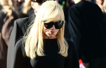 La diseñadora de moda italiana Donatella Versace llegando a la ceremonia fúnebre del difunto diseñador de moda italiano Valentino Gavarani en la Basílica de Santa Maria degli Angeli e dei Martiri, en Roma. (Stefano RELLANDINI / AFP)