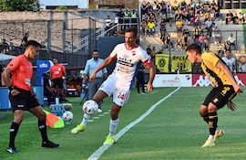 Roque Santa Cruz (24), futbolista de Nacional, disputa el balón en un partido frente a Guaraní por la fecha 8 del torneo Apertura 2026 de la Primera División de Paraguay en el estadio Arsenio Erico, en Asunción, Paraguay.