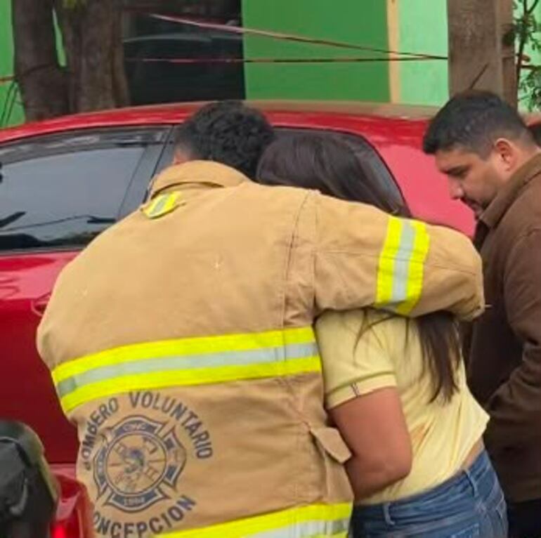 La mujer herida es asistida por un bombero voluntario de Concepción. 

Foto: Aldo Rojas.