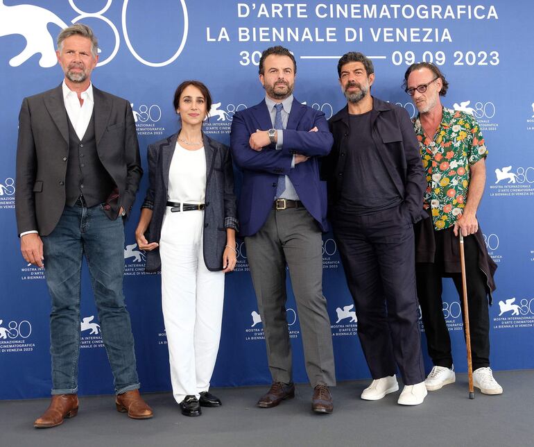 El actor belga Johan Heldenbergh, el actor italiano Silvia D'Amico, el director italiano Edoardo De Angelis y los actores italianos Pierfrancesco Favino y Massimiliano Rossi posan durante un photocall para 'Comandante' en La 80ª edición del Festival Internacional.
