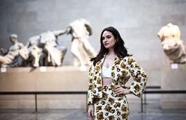 El diseñador Erdem Moralioglu escogió el impresionante marco de la sala de exposición de las esculturas del Partenón de Atenas para presentar la colección. En la foto, la actriz Lily James posa frente a los mármoles del Partenón en el Museo Británico.