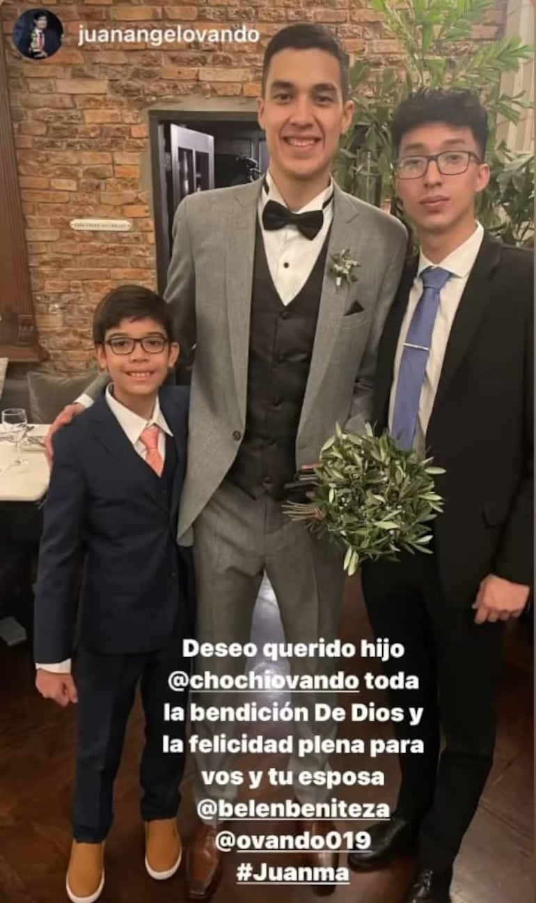 El esposo de estreno Juan Ángel "Chochi" Ovando junto a sus hermanos. (Captura de la historia de Instagram de "Chochi" Ovando)