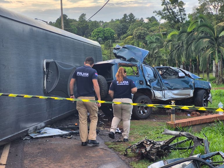 Tres personas internadas en HGI tras triple colisión y vuelco de colectivos en Encarnación