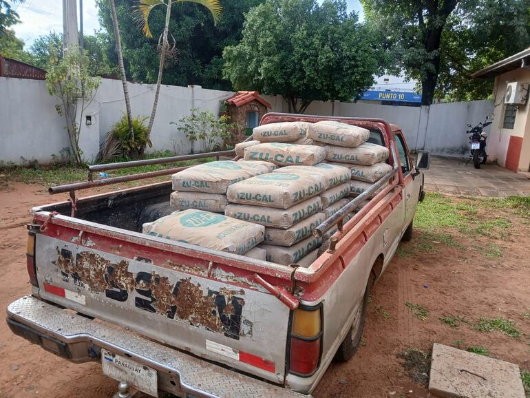Bolsas de cal robadas que fueron recuperadas por la Policía.