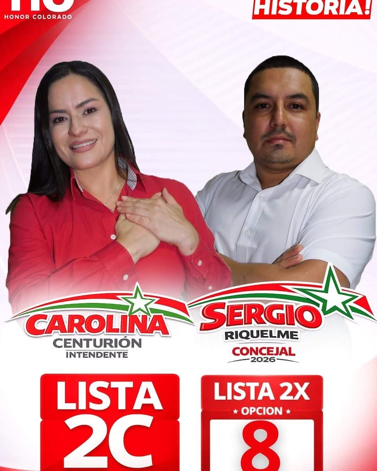 Carolina Centurión sonríe con camisa roja, mientras Sergio Riquelme, serio en camisa blanca, posan en fondo digital promocional.