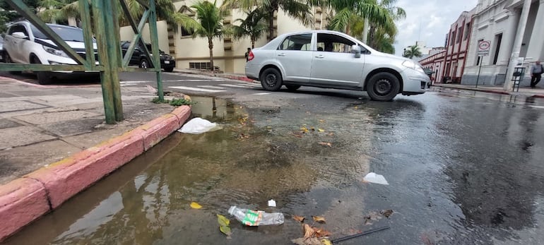 Aguas turbias, de color verde, provienen de la vereda de las oficinas de la SNC, según pudo constatar ABC.