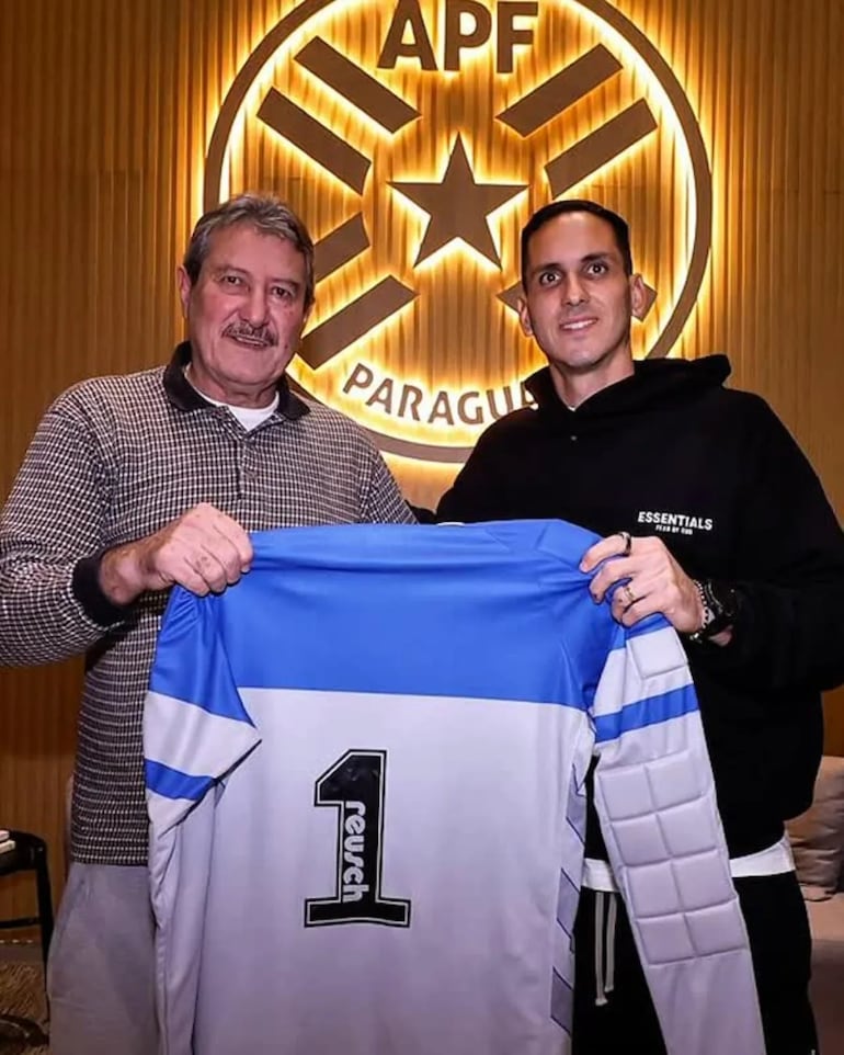 Roberto "Gato" Fernández entregando la camiseta a su hijo, Roberto Junior Fernández.