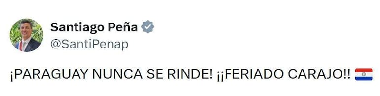 Santiago Peña sonriente en un tuit, expresando orgullo con mensaje '¡PARAGUAY NUNCA SE RINDE! ¡¡FERIADO CARAJO!!'.