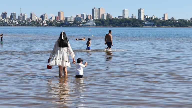 Turistas en la Playa San José de Encarnación durante el Viernes Santo.