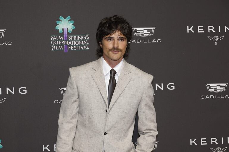 ¡Elegantísimo! Jacob Elordi a su arribo al Palm Springs International Film Festival. (EFE/EPA/NINA PROMMER)
