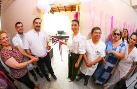 De izquierda a derecha: doctora Auria Villalba, directora de la IX Región Sanitaria; doctor Justino Toledo; doctor Luis Yd; gobernadora Norma Zárate de Monges; doctor César Benítez; licenciada Elodia Vysokolán (paciente) y licenciada Ana Karen Galeano.