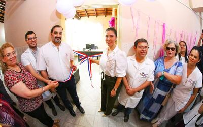 De izquierda a derecha: doctora Auria Villalba, directora de la IX Región Sanitaria; doctor Justino Toledo; doctor Luis Yd; gobernadora Norma Zárate de Monges; doctor César Benítez; licenciada Elodia Vysokolán (paciente) y licenciada Ana Karen Galeano.