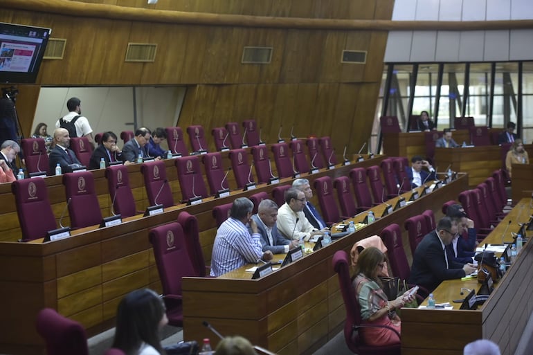 La sesión de defensa del presupuesto de las universidades nacionales inició con una sala casi vacía de legisladores.